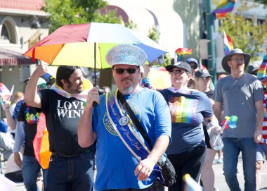 Alameda, CA - 4 Temmuz 2025: Ülkenin en büyük ve en uzun Bağımsızlık Günü geçit törenlerinden biri olan Alameda 4 Temmuz Geçidi katılımcıları.