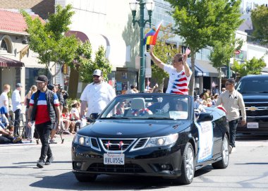Alameda, CA - 4 Temmuz 2025: Ülkenin en büyük ve en uzun Bağımsızlık Günü geçit törenlerinden biri olan Alameda 4 Temmuz Geçidi katılımcıları.