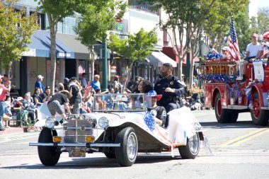 Alameda, CA - 4 Temmuz 2025: Ülkenin en büyük ve en uzun Bağımsızlık Günü geçit törenlerinden biri olan Alameda 4 Temmuz Geçidi katılımcıları.