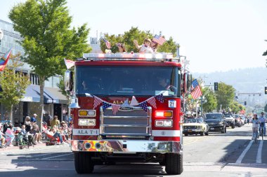 Alameda, CA - 4 Temmuz 2025: Ülkenin en büyük ve en uzun Bağımsızlık Günü geçit törenlerinden biri olan Alameda 4 Temmuz Geçidi katılımcıları.