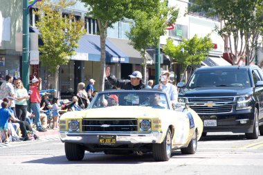 Alameda, CA - 4 Temmuz 2025: Ülkenin en büyük ve en uzun Bağımsızlık Günü geçit törenlerinden biri olan Alameda 4 Temmuz Geçidi katılımcıları.