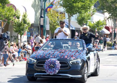 Alameda, CA - 4 Temmuz 2025: Ülkenin en büyük ve en uzun Bağımsızlık Günü geçit törenlerinden biri olan Alameda 4 Temmuz Geçidi katılımcıları.