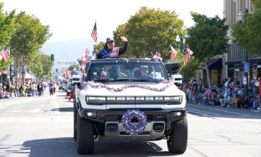 Alameda, CA - 4 Temmuz 2025: Ülkenin en büyük ve en uzun Bağımsızlık Günü geçit törenlerinden biri olan Alameda 4 Temmuz Geçidi katılımcıları.