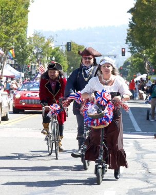 Alameda, CA - 4 Temmuz 2025: Ülkenin en büyük ve en uzun Bağımsızlık Günü geçit törenlerinden biri olan Alameda 4 Temmuz Geçidi katılımcıları.