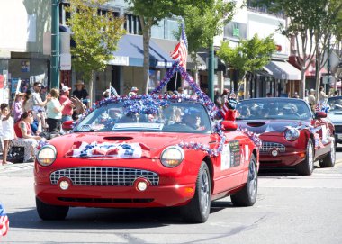 Alameda, CA - 4 Temmuz 2025: Ülkenin en büyük ve en uzun Bağımsızlık Günü geçit törenlerinden biri olan Alameda 4 Temmuz Geçidi katılımcıları.