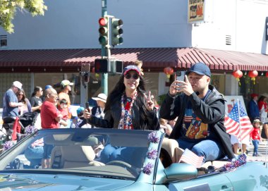 Alameda, CA - 4 Temmuz 2025: Ülkenin en büyük ve en uzun Bağımsızlık Günü geçit törenlerinden biri olan Alameda 4 Temmuz Geçidi katılımcıları.