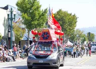 Alameda, CA - 4 Temmuz 2025: Ülkenin en büyük ve en uzun Bağımsızlık Günü geçit törenlerinden biri olan Alameda 4 Temmuz Geçidi katılımcıları.