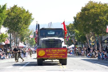 Alameda, CA - 4 Temmuz 2025: Ülkenin en büyük ve en uzun Bağımsızlık Günü geçit törenlerinden biri olan Alameda 4 Temmuz Geçidi katılımcıları.