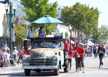 Alameda, CA - 4 Temmuz 2025: Ülkenin en büyük ve en uzun Bağımsızlık Günü geçit törenlerinden biri olan Alameda 4 Temmuz Geçidi katılımcıları.