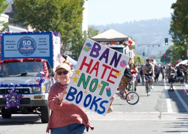 Alameda, CA - 4 Temmuz 2025: Ülkenin en büyük ve en uzun Bağımsızlık Günü geçit törenlerinden biri olan Alameda 4 Temmuz Geçidi katılımcıları.