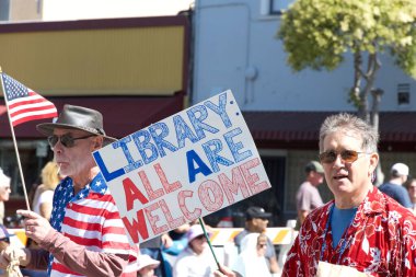Alameda, CA - 4 Temmuz 2025: Ülkenin en büyük ve en uzun Bağımsızlık Günü geçit törenlerinden biri olan Alameda 4 Temmuz Geçidi katılımcıları.