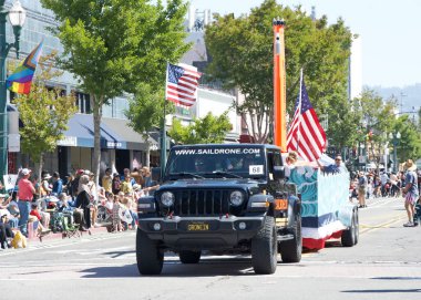 Alameda, CA - 4 Temmuz 2025: Ülkenin en büyük ve en uzun Bağımsızlık Günü geçit törenlerinden biri olan Alameda 4 Temmuz Geçidi katılımcıları.