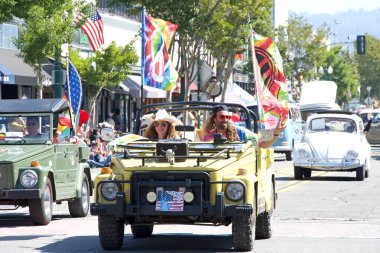 Alameda, CA - 4 Temmuz 2025: Ülkenin en büyük ve en uzun Bağımsızlık Günü geçit törenlerinden biri olan Alameda 4 Temmuz Geçidi katılımcıları.