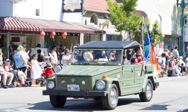 Alameda, CA - 4 Temmuz 2025: Ülkenin en büyük ve en uzun Bağımsızlık Günü geçit törenlerinden biri olan Alameda 4 Temmuz Geçidi katılımcıları.