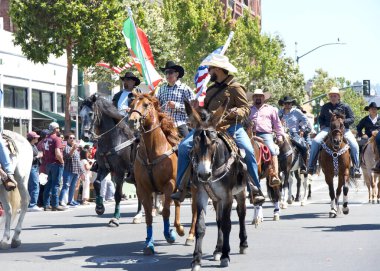 Alameda, CA - 4 Temmuz 2025: Ülkenin en büyük ve en uzun Bağımsızlık Günü geçit törenlerinden biri olan Alameda 4 Temmuz Geçidi katılımcıları.
