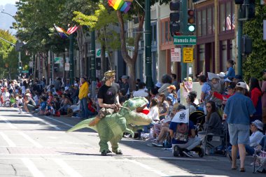 Alameda, CA - 4 Temmuz 2025: Ülkenin en büyük ve en uzun Bağımsızlık Günü geçit törenlerinden biri olan Alameda 4 Temmuz Geçidi katılımcıları.
