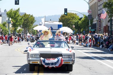 Alameda, CA - 4 Temmuz 2025: Ülkenin en büyük ve en uzun Bağımsızlık Günü geçit törenlerinden biri olan Alameda 4 Temmuz Geçidi katılımcıları.