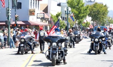 Alameda, CA - 4 Temmuz 2025: Ülkenin en büyük ve en uzun Bağımsızlık Günü geçit törenlerinden biri olan Alameda 4 Temmuz Geçidi katılımcıları.