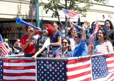 Alameda, CA - 4 Temmuz 2025: Ülkenin en büyük ve en uzun Bağımsızlık Günü geçit törenlerinden biri olan Alameda 4 Temmuz Geçidi katılımcıları.