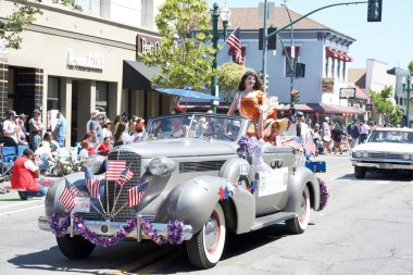 Alameda, CA - 4 Temmuz 2025: Ülkenin en büyük ve en uzun Bağımsızlık Günü geçit törenlerinden biri olan Alameda 4 Temmuz Geçidi katılımcıları.