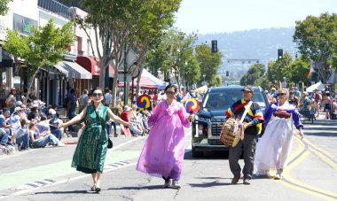 Alameda, CA - 4 Temmuz 2025: Ülkenin en büyük ve en uzun Bağımsızlık Günü geçit törenlerinden biri olan Alameda 4 Temmuz Geçidi katılımcıları.