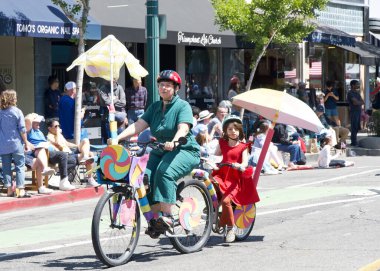 Alameda, CA - 4 Temmuz 2025: Ülkenin en büyük ve en uzun Bağımsızlık Günü geçit törenlerinden biri olan Alameda 4 Temmuz Geçidi katılımcıları.
