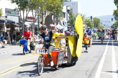 Alameda, CA - 4 Temmuz 2025: Ülkenin en büyük ve en uzun Bağımsızlık Günü geçit törenlerinden biri olan Alameda 4 Temmuz Geçidi katılımcıları.