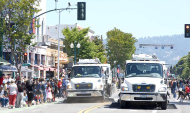 Alameda, CA - 4 Temmuz 2025: Ülkenin en büyük ve en uzun Bağımsızlık Günü geçit törenlerinden biri olan Alameda 4 Temmuz Geçidi katılımcıları.