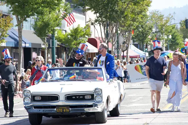 Alameda, CA - 4 Temmuz 2025: Ülkenin en büyük ve en uzun Bağımsızlık Günü geçit törenlerinden biri olan Alameda 4 Temmuz Geçidi katılımcıları.