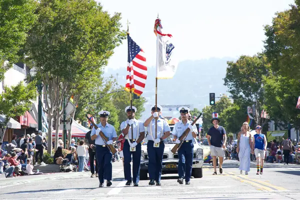 Alameda, CA - 4 Temmuz 2025: Ülkenin en büyük ve en uzun Bağımsızlık Günü geçit törenlerinden biri olan Alameda 4 Temmuz Geçidi katılımcıları