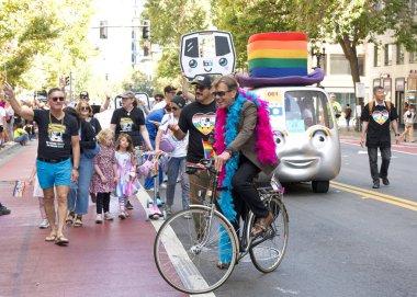Oakland, CA - 7 Eylül 2025 Oakland şehir merkezindeki Oakland Gay Onur Yürüyüşü 'nde kimliği belirsiz katılımcılar kutlama yapıyor. Bu yılın teması, Birleşerek Gelişiyoruz