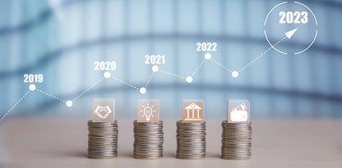 Finans, bankacılık ve para harcama planlaması, yatırım bütçesi, iş tasarruf konsepti, kopyalama alanı, yeni yıl 2022-2023 konsepti için beyaz arka planda iki kat madeni paraya maruz kalma