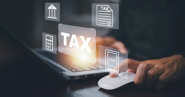 Ręczne Używanie Tabletu Paskiem Tax Refund Zwrot Podatku Działalności Podatkowej — Zdjęcie stockowe