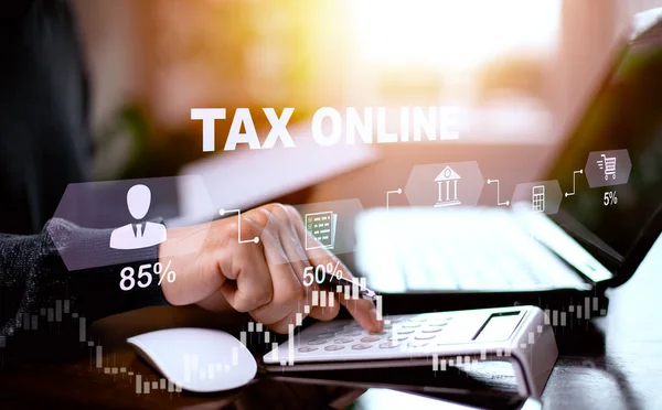 納税最適化ビジネスファイナンスの概念 技術画面上の計算機と税金のアイコンを使用して男 所得税とプロパティ ビジネスのための背景 Vatなどの個人や企業 — ストック写真