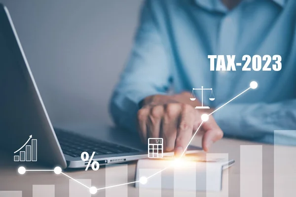 納税最適化ビジネスファイナンスの概念 技術画面上の計算機と税金のアイコンを使用して男 所得税とプロパティ ビジネスのための背景 Vatなどの個人や企業 — ストック写真