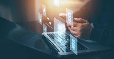 Bulut teknolojisi konsepti Küresel Meta Sistemler Ağı, İnternet bulut teknolojisi ve Dosya Aktarım yedekleme kopyası ile İnsan el ele verisi, Telekomünikasyon için Küresel İş İnternet