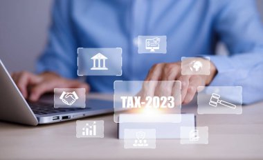 Vergi ödeme optimizasyon işletme finansmanı kavramı, teknoloji ekranı, gelir vergisi ve mülkü üzerinde hesap makinesi ve vergi simgesi kullanan adam, iş geçmişi, KDV gibi şahıslar ve şirketler