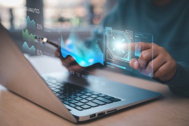 Çevrimiçi finansal işlemleri kavramsallaştır, iş adamı tartışırken finansal analizleri işaret eden dizüstü bilgisayar kullanır, marka tanıtım bütçesi planlar, sosyal medyada şirket bilincini artırır