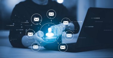 İletişim simgeleri, harf simgesi, e- posta simgeleri ve haber e- postalarını içeren akıllı telefon tutan ve kişisel bilgilerinizi veya spam postalarınızı koruyan bir işadamı, Müşteri hizmetleri çağrı merkezi kontağı.