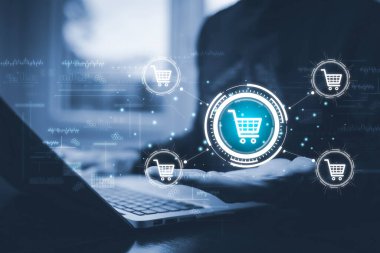 Online alışveriş kavramına sahip bir dizüstü bilgisayar kullanan iş adamları, çevrimiçi alışveriş arabasının sanal arayüzüne sahip pazar sitesi ağın bir parçası, alışveriş arabası seçen çevrimiçi alışveriş işi.