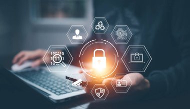 Siber güvenlik anahtar şifresi girişi çevrimiçi konsept Eller yazma ve giriş sosyal medya kullanıcı adı ve parola, akıllı telefon ile çevrimiçi bir banka hesabına giriş, bilgisayar korsanından veri koruması