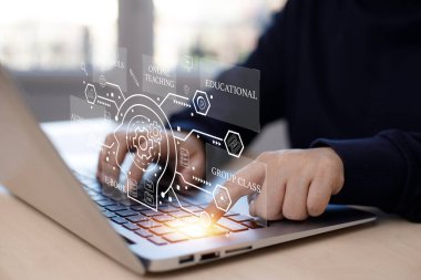 Çevrimiçi Kurslar e-öğrenme konsepti ile e-öğrenme eğitimi. Öğrenme atölyesi internet eğitim teknolojisini düşünmeyi öğrenir, internetten öğrenme webinarlarla, video dersleriyle, internet dersleriyle