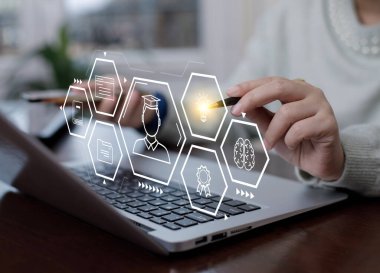 Çevrimiçi Kurslar e-öğrenme konsepti ile e-öğrenme eğitimi. Öğrenme atölyesi internet eğitim teknolojisini düşünmeyi öğrenir, internetten öğrenme webinarlarla, video dersleriyle, internet dersleriyle