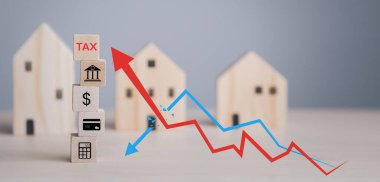 Tasarruf Bankası ve tahta blok küp kavramı, vergi ödeme optimizasyon işletme finansmanı, teknoloji ekranında vergi simgesi olan ahşap ev, gelir vergisi ve mülkiyet, KDV gibi şirketler