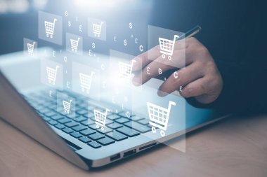 Online alışveriş kavramına sahip bir dizüstü bilgisayar kullanan iş adamları, çevrimiçi alışveriş arabasının sanal arayüzüne sahip pazar sitesi ağın bir parçası, alışveriş arabası seçen çevrimiçi alışveriş işi.