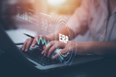 İş adamları ERP için belge yönetimi yapan bir dizüstü bilgisayar kullanıyor. Girişim kaynak planlaması konsepti, Girişim Kaynak Yönetimi ERP yazılım sistemi iş kaynakları planı sunulmuştur.
