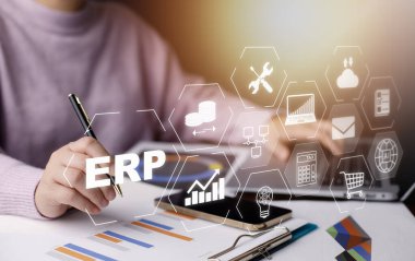İş adamları ERP için belge yönetimi yapan bir dizüstü bilgisayar kullanıyor. Girişim kaynak planlaması konsepti, Girişim Kaynak Yönetimi ERP yazılım sistemi iş kaynakları planı sunulmuştur.