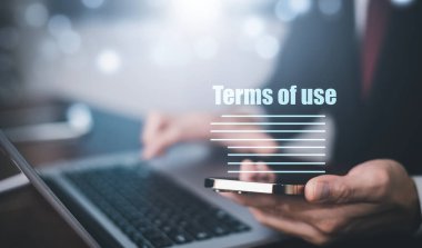 İş adamlarının elinde kullanım koşulları, internet bankacılığı bütçe planlama konsepti, web sitesi başlığı tasarımı, kullanım koşulları konsepti gibi akıllı telefonları var. Sözleşmenin şartları ve koşulları.