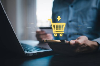 İş adamı online alışveriş kavramına sahip bir dizüstü bilgisayar kullanıyor, çevrimiçi alışveriş arabasının sanal arayüzüne sahip pazar sitesi ağın bir parçası, alışveriş arabası seçen online alışveriş işi.