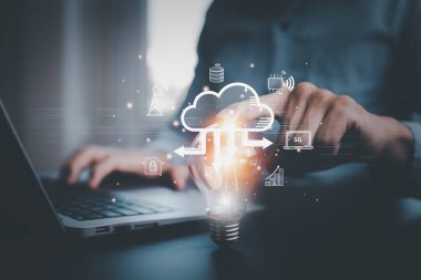 Bulut teknolojisi, Veri Depolama Ağı ve İnternet hizmetleri, küresel internet bağlantısı uygulama teknolojisi, Finansal ve bankacılık ile Küresel İnternet bağlantısına sahip iş adamı